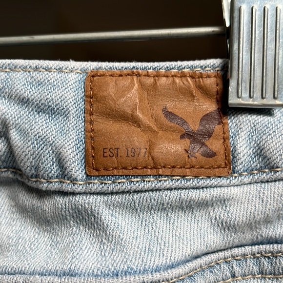 American Eagle Outfitters Light Acid Wash Skinny Stretch Denim Shorts Size 2 - Picture 3 of 8